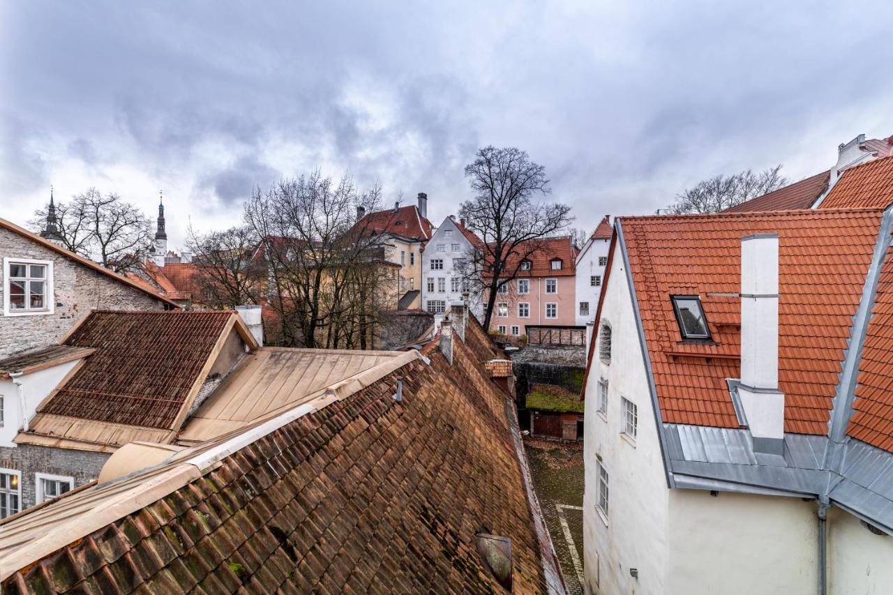 Roofs Of The Old Tallinn Guest House Экстерьер фото
